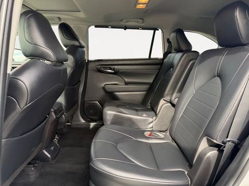 Used 2022 Toyota Highlander XLE image 11
