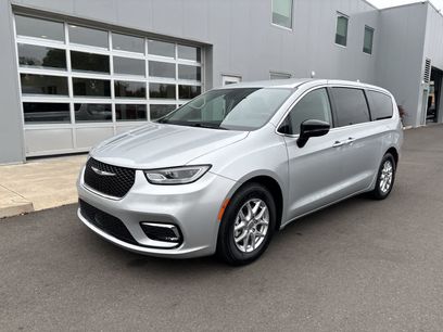 Used 2024 Chrysler Pacifica Touring-L