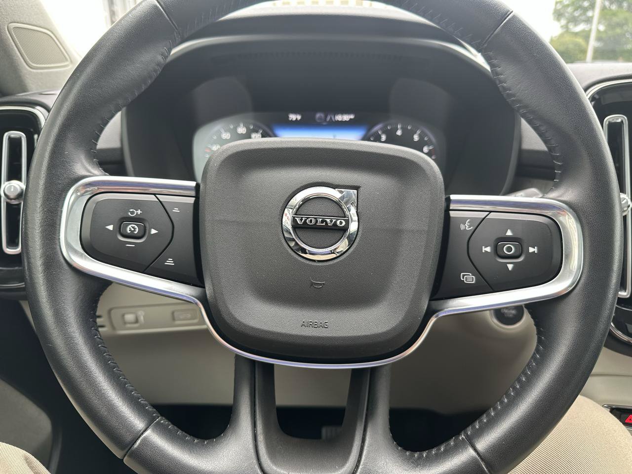 Used 2021 Volvo XC40 T4 Inscription FWD image 9