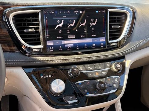 Used 2024 Chrysler Pacifica Limited FWD image 19