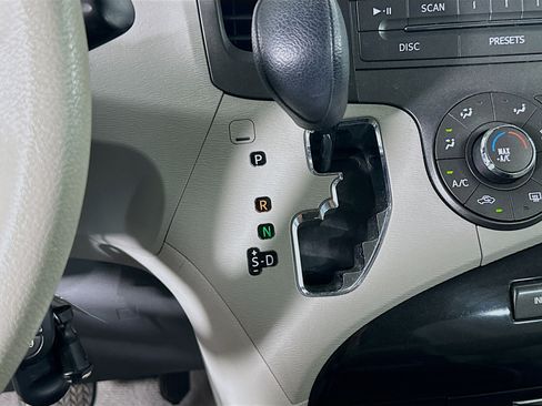 Used 2011 Toyota Sienna LE w/ Towing Pkg FWD image 23