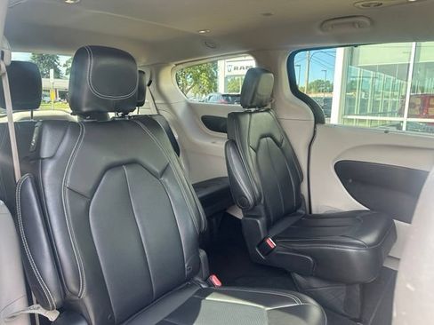 Used 2024 Chrysler Pacifica Touring-L FWD image 14