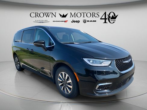 Used 2024 Chrysler Pacifica Limited FWD image 1