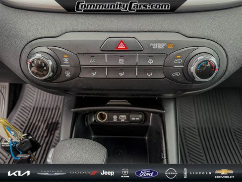 Used 2019 Kia Sorento LX image 18