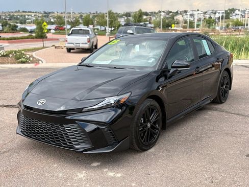 Used 2025 Toyota Camry SE image 4