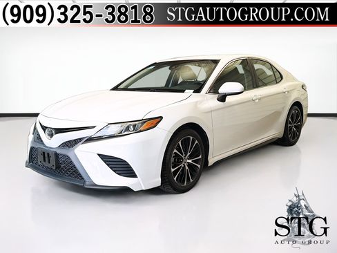 Used 2018 Toyota Camry SE image 1