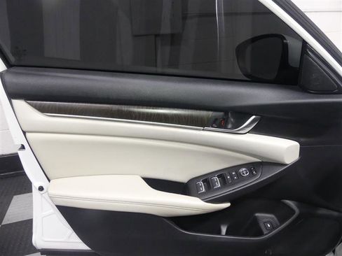 Used 2019 Honda Accord EX image 18