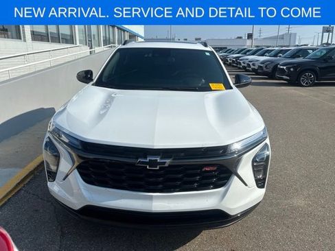 Used 2025 Chevrolet Trax RS w/ Sunroof Package FWD image 3