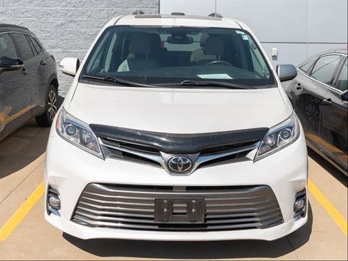 Used 2018 Toyota Sienna Limited w/ Carpet Mat Package AWD/4WD image 3