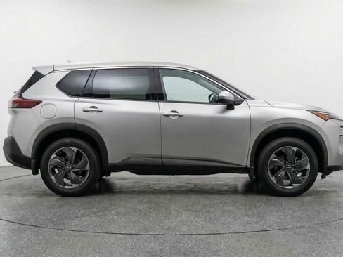 Used 2025 Nissan Rogue SV FWD image 11