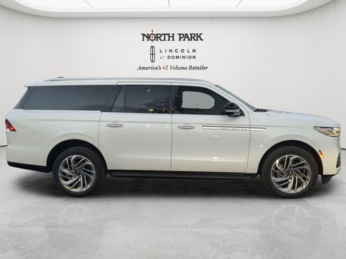 New 2026 Lincoln Navigator L Premier AWD/4WD image 2