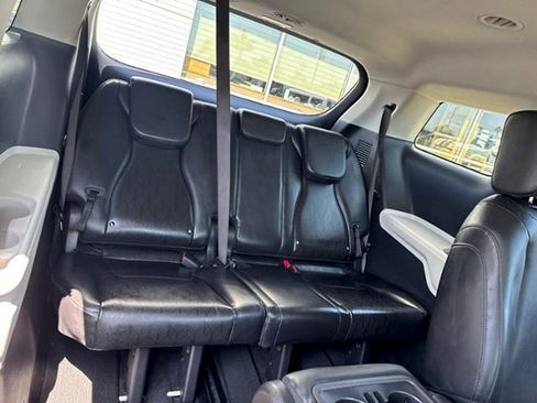 Used 2023 Kia Carnival LX FWD image 7