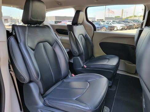 Used 2023 Chrysler Pacifica Touring-L FWD image 24