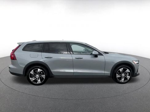 Used 2025 Volvo V60 B5 Cross Country Plus image 16