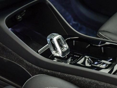 Certified 2025 Volvo XC40 B5 Ultra w/ Climate Package image 19