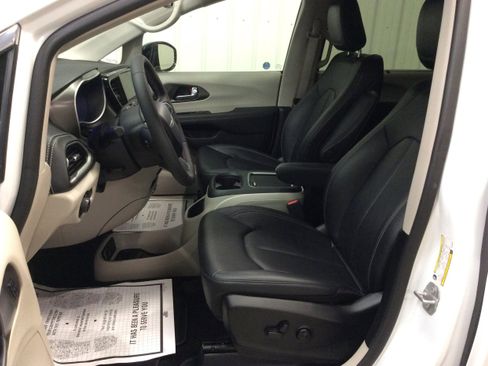 Used 2024 Chrysler Pacifica Touring-L image 16