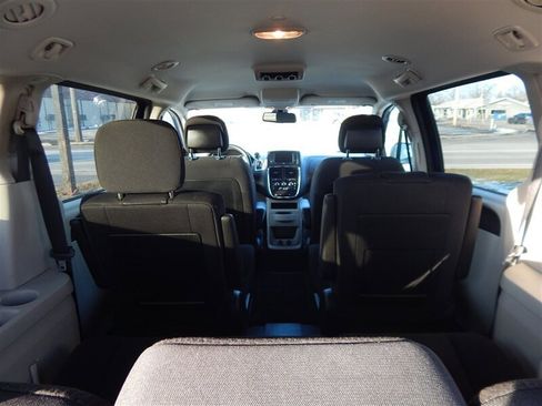 Used 2018 Dodge Grand Caravan SE w/ UConnect Hands-Free Group image 10
