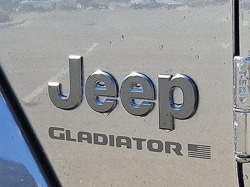 Used 2024 Jeep Gladiator Sport AWD/4WD image 11