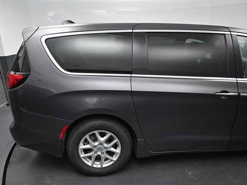 Used 2023 Chrysler Pacifica Touring-L FWD image 12
