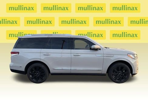 Used 2022 Lincoln Navigator Reserve AWD/4WD image 6