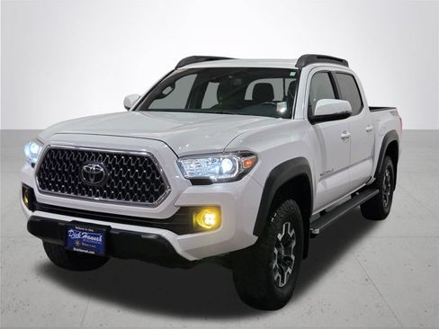 Used 2018 Toyota Tacoma TRD Off-Road w/ Technology Package AWD/4WD image 2