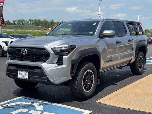 Certified 2025 Toyota Tacoma TRD Off-Road AWD/4WD image 8