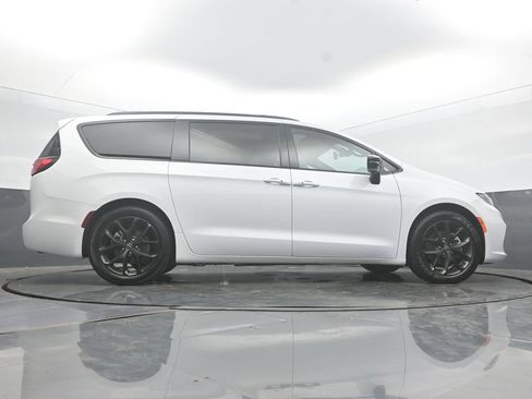 Used 2025 Chrysler Pacifica Limited FWD image 56