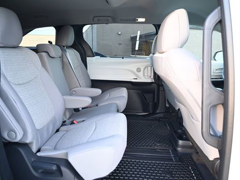 Used 2025 Toyota Sienna LE image 40