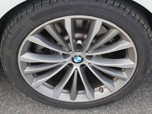 Used 2021 BMW 530e w/ Premium Package image 14