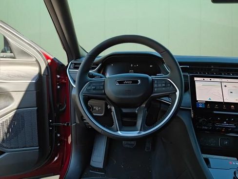 Used 2025 Jeep Grand Cherokee L Limited w/ Luxury Tech Group II RWD image 21