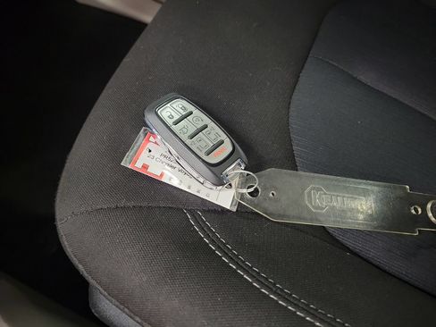 Used 2023 Chrysler Voyager LX FWD image 18