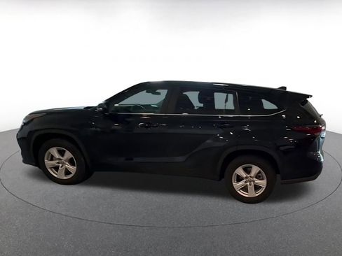 Used 2025 Toyota Highlander LE FWD image 8