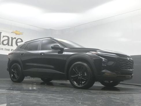 Used 2025 Chevrolet Trax ACTIV w/ Sunroof Package FWD image 2
