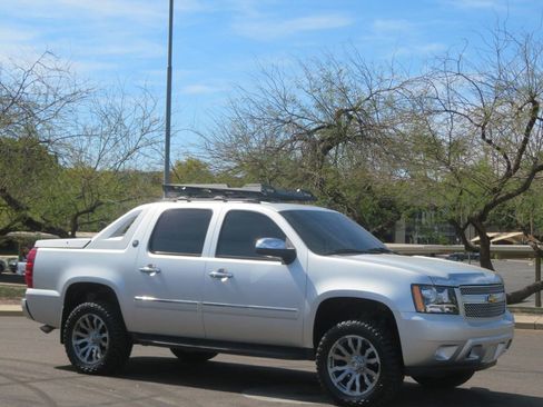 Used 2013 Chevrolet Avalanche LTZ image 4