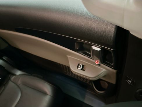 Used 2026 Kia Carnival FWD image 27