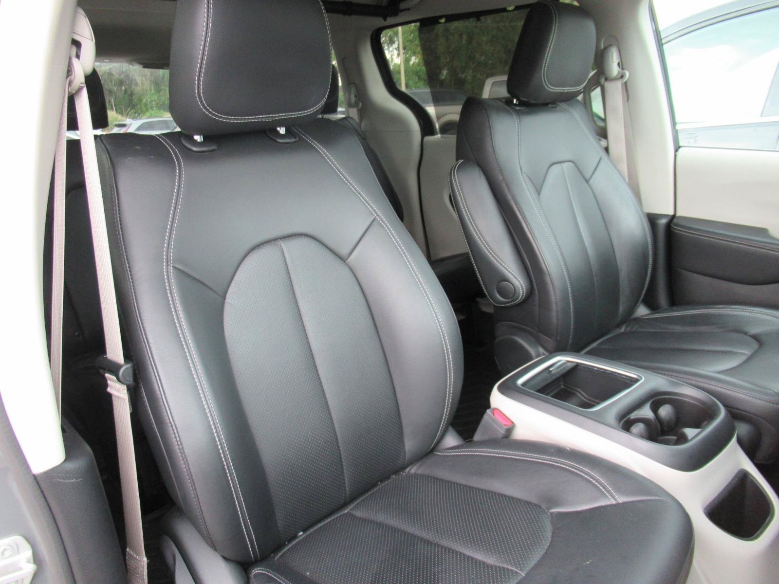 Used 2022 Chrysler Pacifica Touring-L AWD/4WD image 10