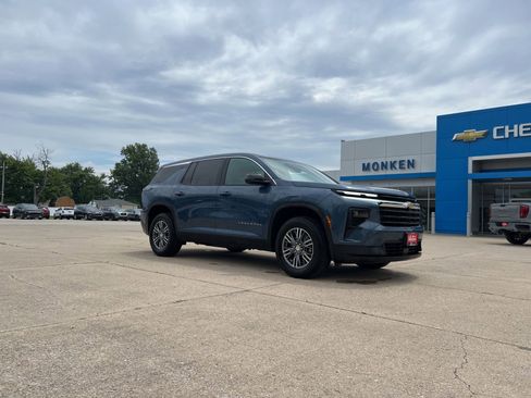 Used 2024 Chevrolet Traverse LS FWD image 1