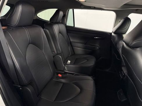 Used 2025 Toyota Highlander XLE FWD image 17