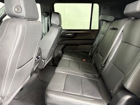 Used 2025 Chevrolet Suburban Z71 AWD/4WD image 37