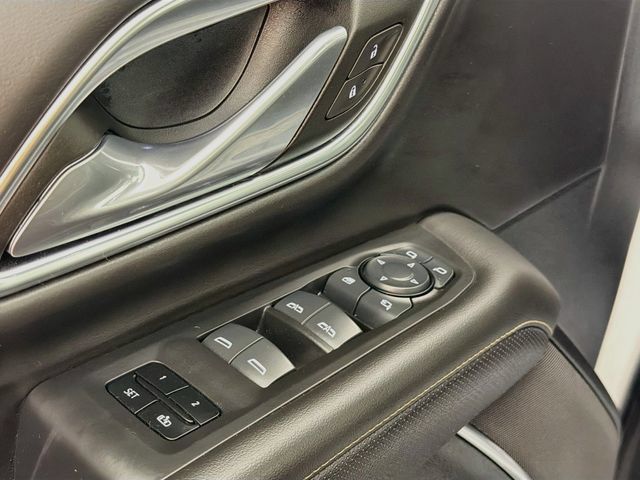 Used 2024 GMC Yukon SLT w/ SLT Luxury Package AWD/4WD image 18