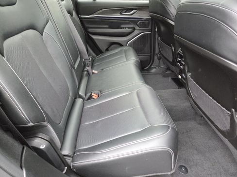 Used 2022 Jeep Grand Cherokee Overland AWD/4WD image 29