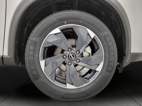 Used 2025 Nissan Rogue SV image 3