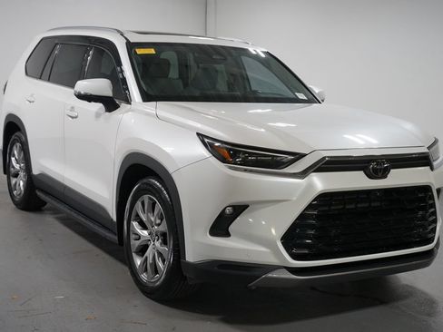 Certified 2024 Toyota Grand Highlander FWD image 3