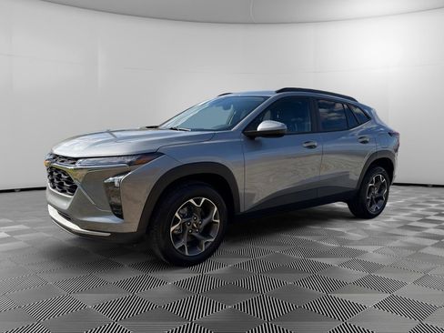 Used 2026 Chevrolet Trax LT w/ LT Convenience Package FWD image 3