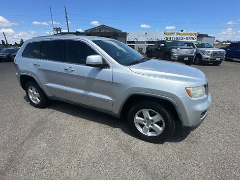 Used 2011 Jeep Grand Cherokee Laredo image 2