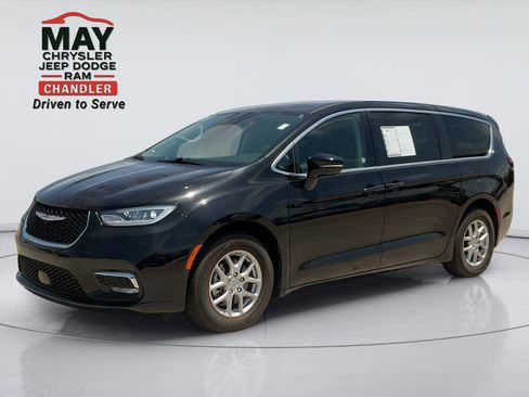 Used 2024 Chrysler Pacifica Touring-L FWD image 3