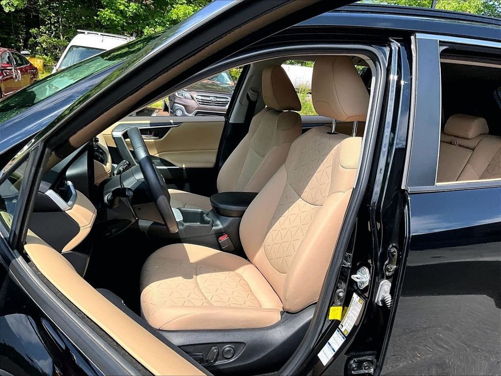 Used 2022 Toyota RAV4 XLE w/ XLE Grade Weather Package AWD/4WD image 10