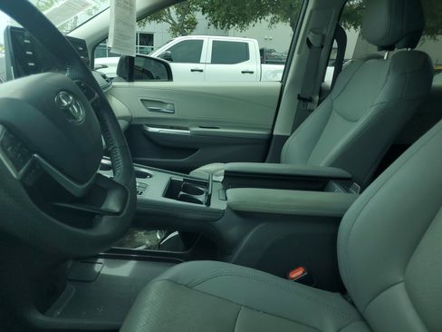Used 2024 Toyota Sienna Limited FWD image 9