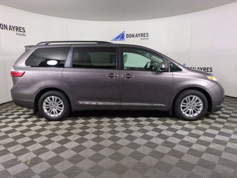 Used 2017 Toyota Sienna XLE Premium w/ Protection Package FWD image 9