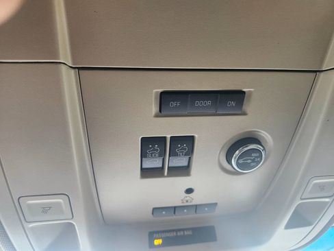 Used 2015 Chevrolet Suburban LT image 33